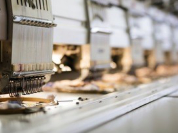 <p>源源不斷的國外訂單如雪片飛來，忙碌的時(shí)候，服裝廠里的工人京倉需要日夜趕進(jìn)度</p>
